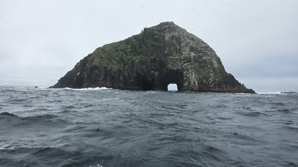 Der monumentale Felsen Bull Rock mit großem natürlichem Felstunnel im Atlantik in Irland.