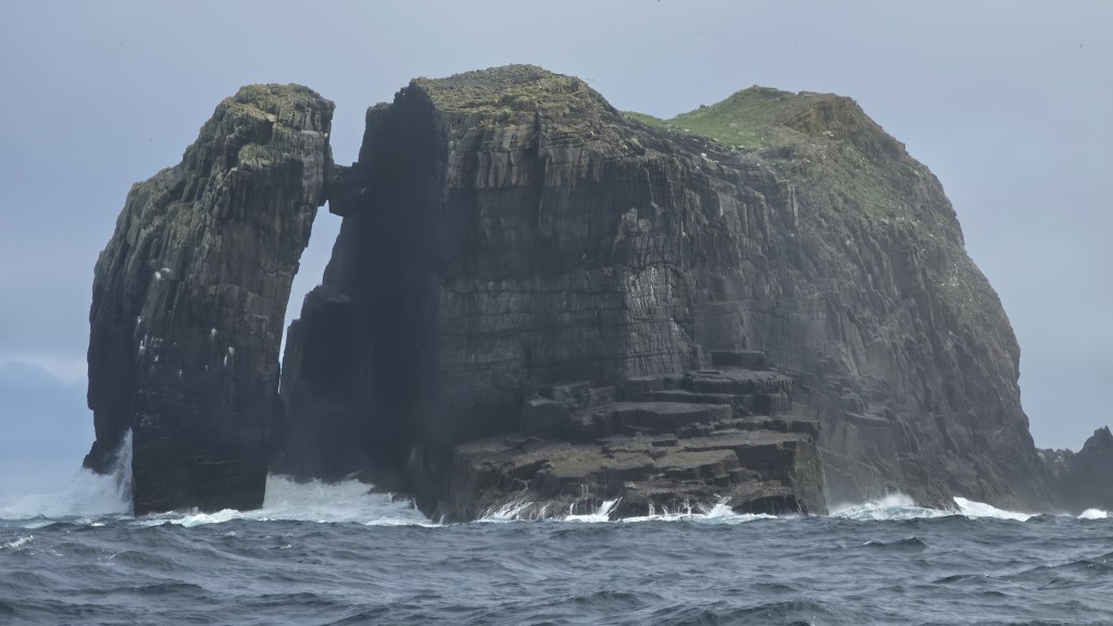 Der Felsen Cow Rock bei starkem Wellengang im irischen Atlantik.