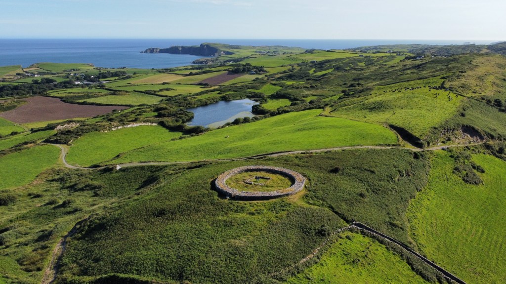 Luftaufnahme vom kreisrunden Knockdrum Stone Fort in West Cork Irland mit historischen Hüttengrundmauern.