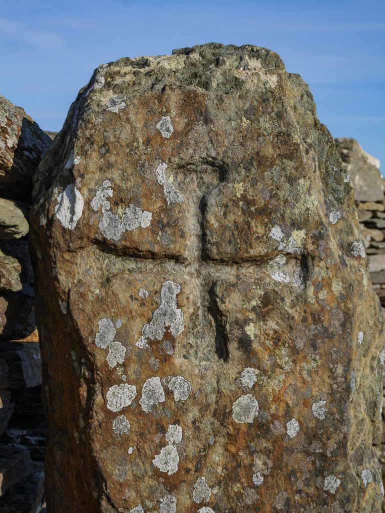 Nahaufnahme einer historischen Stele mit eingeritztem Kreuz aus der frühchristlichen Zeit im Knockdrum Stone Fort in Irland.