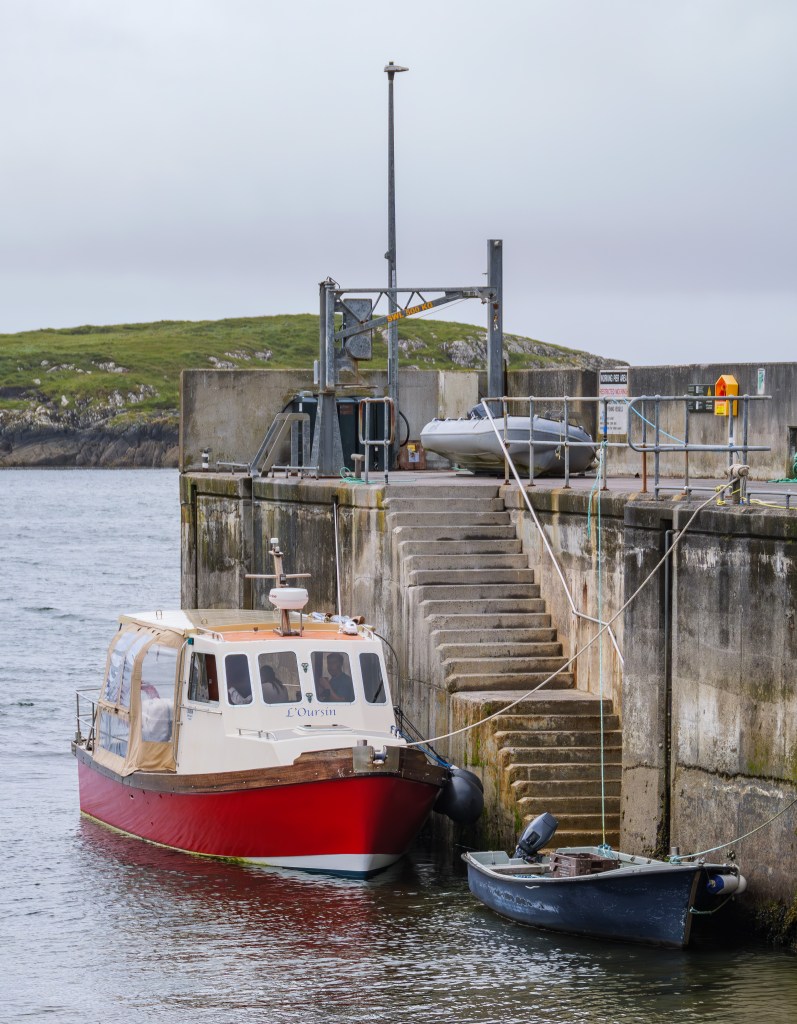 Ausflugsboot auf dem Atlantik für Touren zum Bull-Rock in Irland.