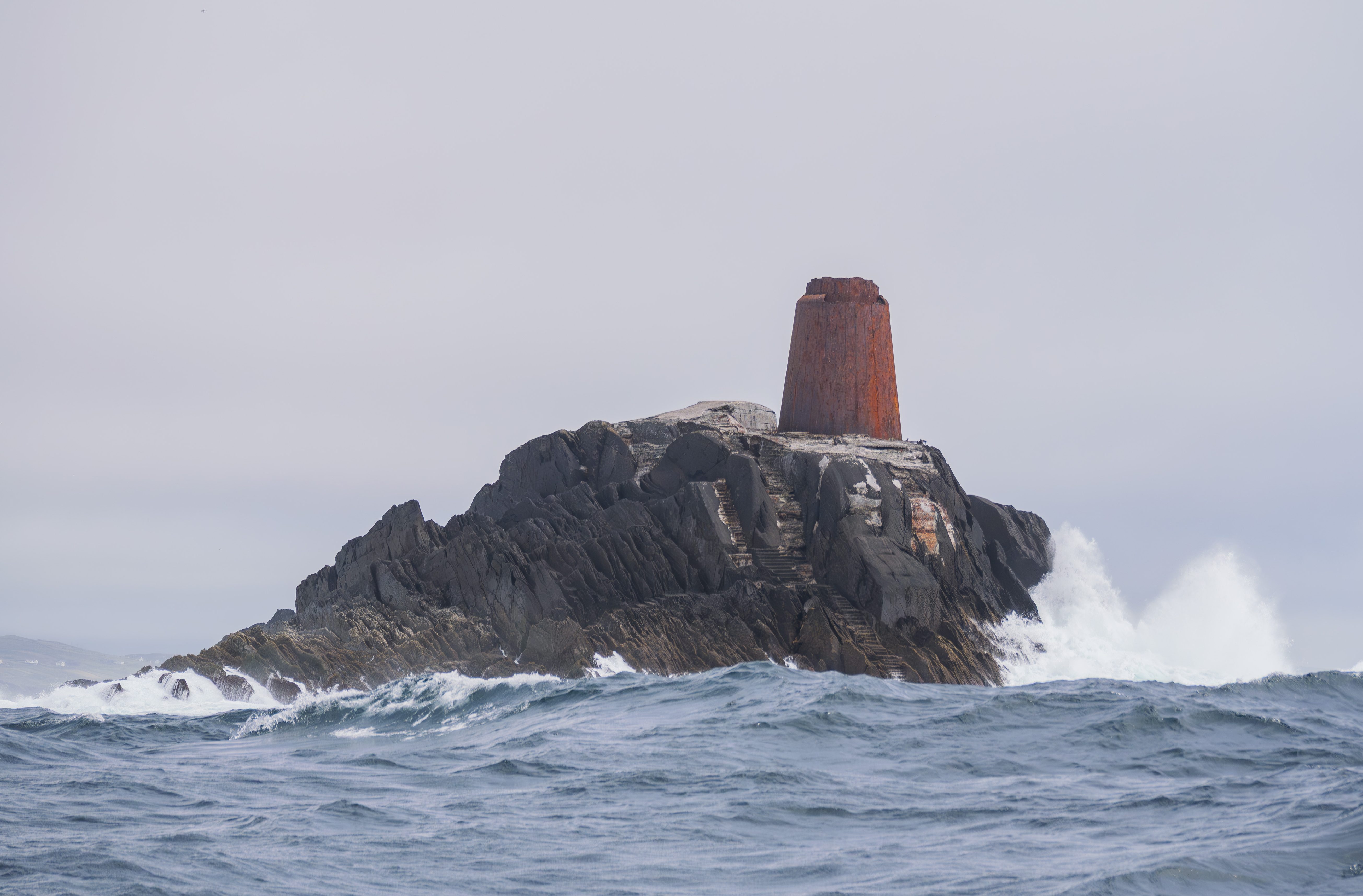 Die Überreste des zerstörten gusseisernen Leuchtturms auf dem Calf Rock im Atlantik.