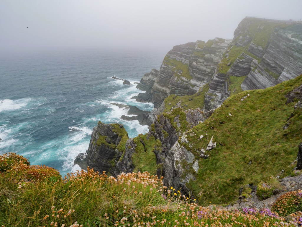 Wer suchet, der findet: Steife Brise und die Kerry Cliffs im Nebel